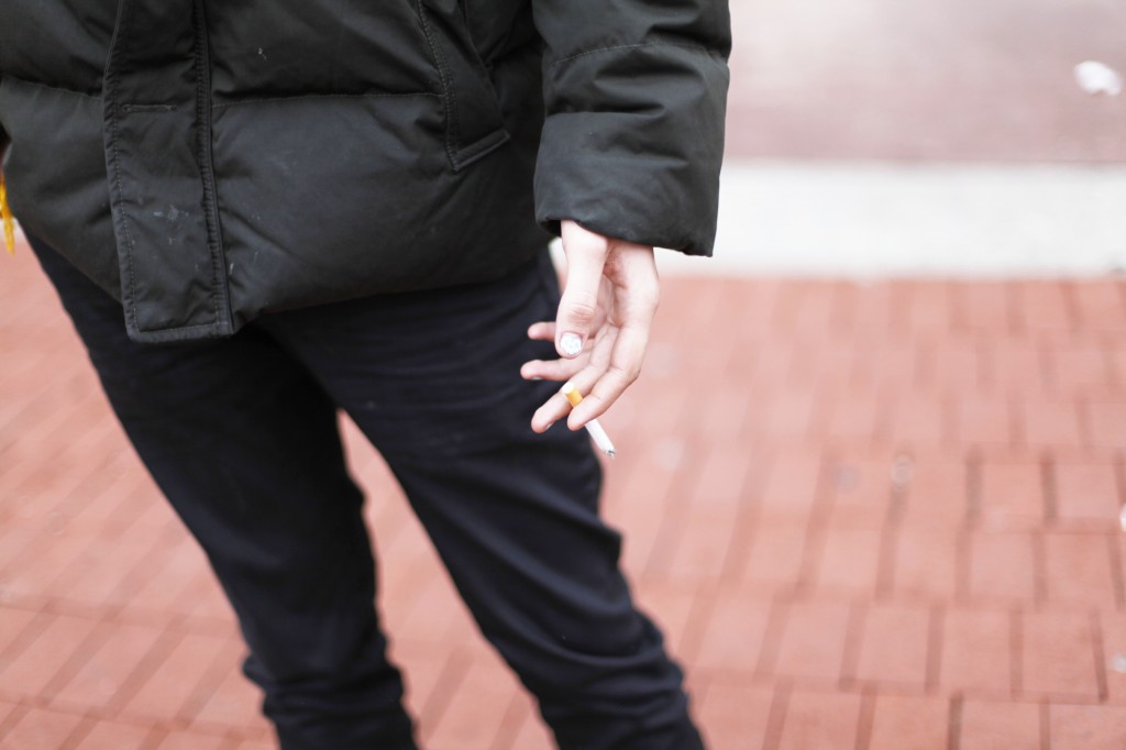 Isaac+Mathison-Bowie+%E2%80%9915+smoking+outside+of+the+campus+center.+Many+students+are+divided+over+the+prospect+of+Macalester%E2%80%99s+campus+going+smoke-free.+Photo+by+Will+Matsuda+%E2%80%9915