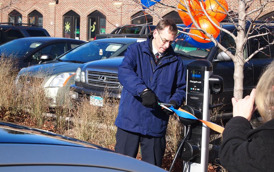 CFO David Wheaton cuts the ribbon for Macalester’s new electric vehicle (EV) charging system. The station, found outside of the Janet Wallace Fine Arts Center, was the result of a federal grant and an Xcel Energy grant paying for the new campus feature. Photo courtesy of The Daily Piper. 