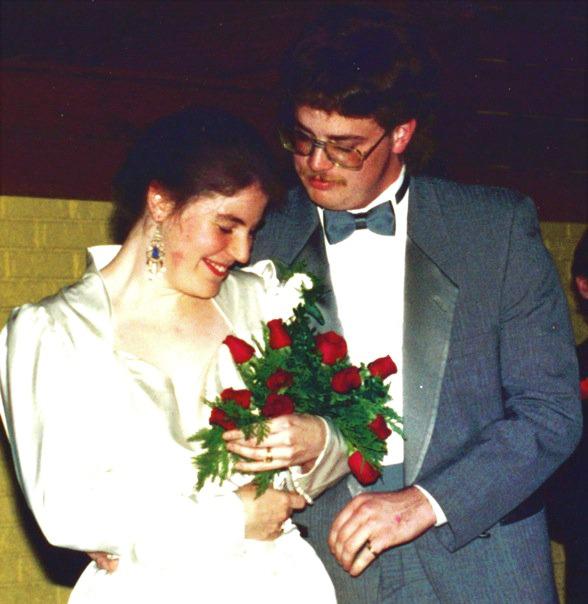 A snapshot of Dave Ehren and Chris Oinonen-Ehren’s wedding. The Mac alums met on campus in 1983 and married in 1990. Photo courtesy of Dave Ehren. 