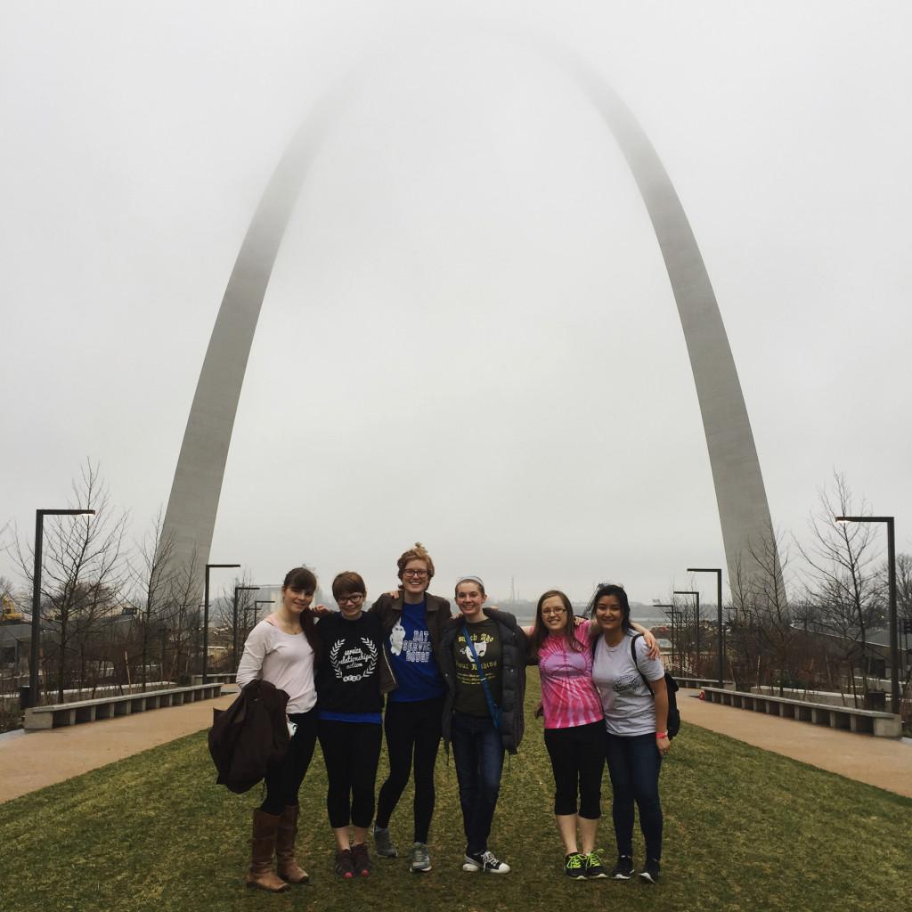 The Macalester students at the Gateway Arch in St. Louis. Photo courtesy of Hannah Mangas ’18.