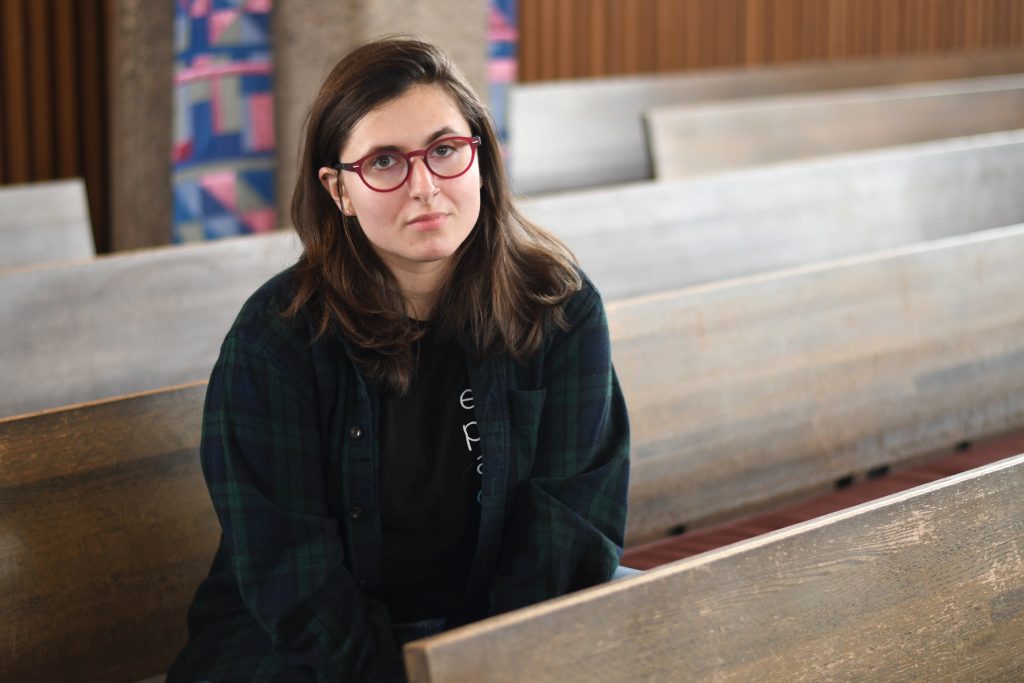 Liz Roten ’18 sits in Weyerhaeuser Chapel.  Roten used Disability Services to get accommodations in her classes but said she still does much of the groundwork to make sure these accommodations happen.
Photo by Maya Rait ’18.