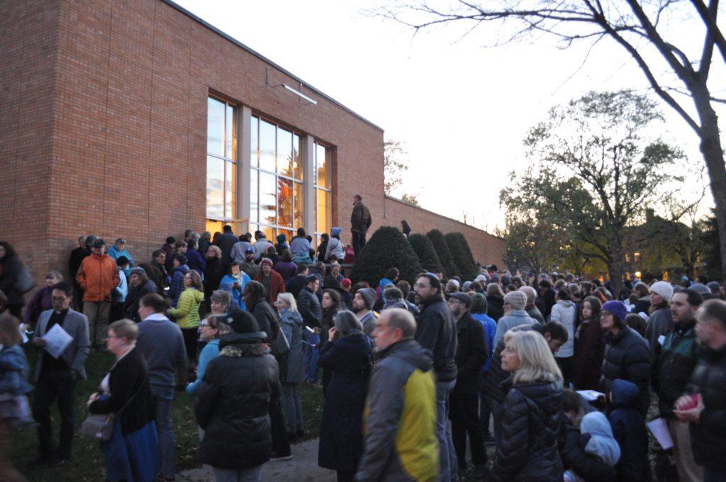 Crowd gathers outside Mount Zion Temple for interfaith vigil after anti-semitic attack kills 11. Photo by Malcom Cooke ’21.