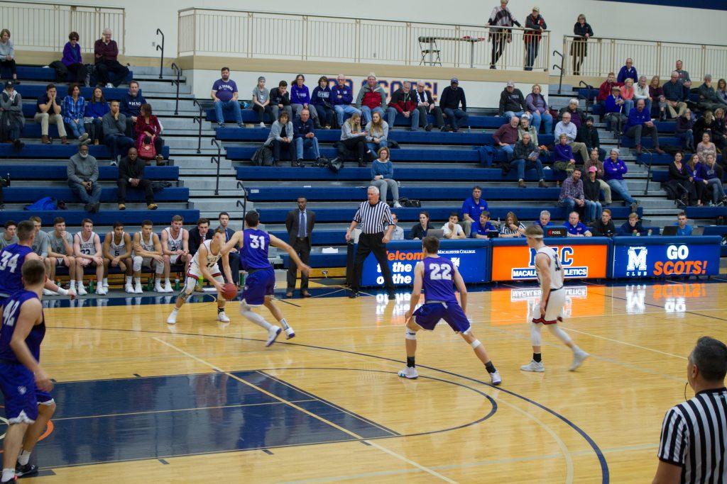 Carl+Salvino+%E2%80%9919+brings+the+ball+into+the+triple+threat+position+during+Macalester%E2%80%99s+game+against+St.+Thomas+on+Wednesday+night.+Photo+by+Noah+Zwiefel+%E2%80%9919.