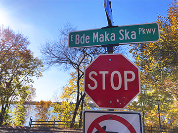 Street signs now bear Dakota name Bde Maka Ska Parkway in Minneapolis. Photo by Liam McMahon ’20.