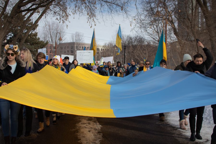 Members of the Minnesota Ukrainian community march in Minneapolis. Photo by
Shosuke Noma ‘23.