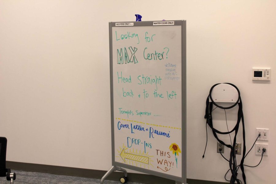 Hand-drawn sign ushers advice-seeking students into the MAX Center. Photo by Jonah Wexler ’23.