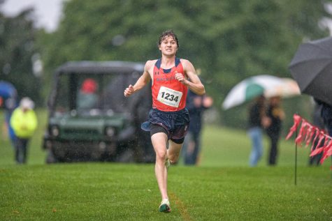 Nick Ihrke ’25 runs in the MIAC Preview Meet. Photo courtesy of Macalester Athletics.