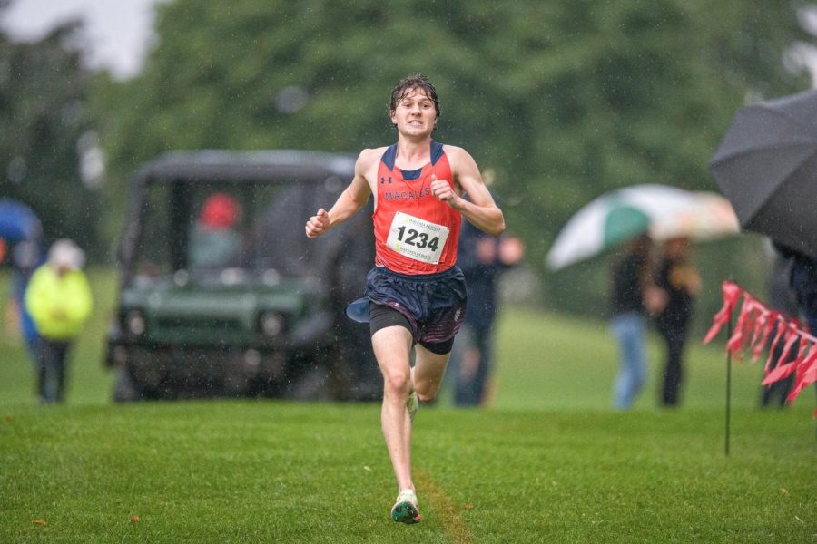Nick+Ihrke+%E2%80%9925+runs+in+the+MIAC+Preview+Meet.+Photo+courtesy+of+Macalester+Athletics.