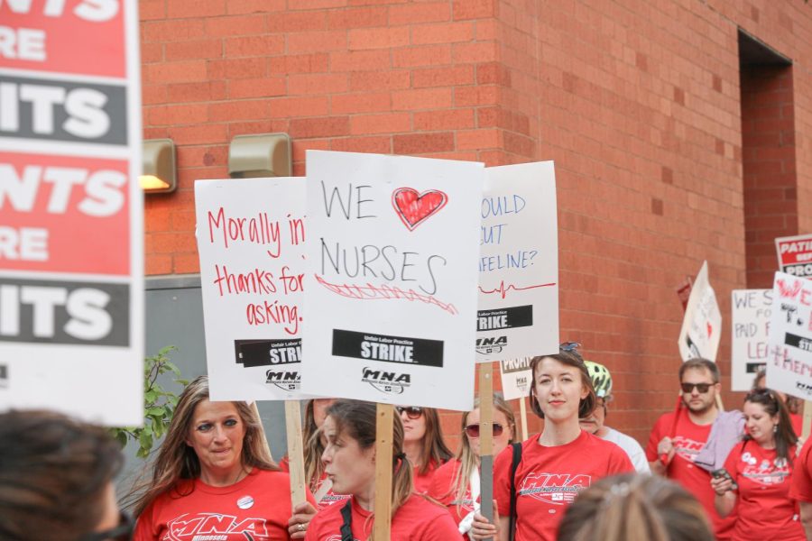 Nurses+participate+in+strike+at+United+Hospital.+Photo+by+Jonah+Wexler+%E2%80%9923.