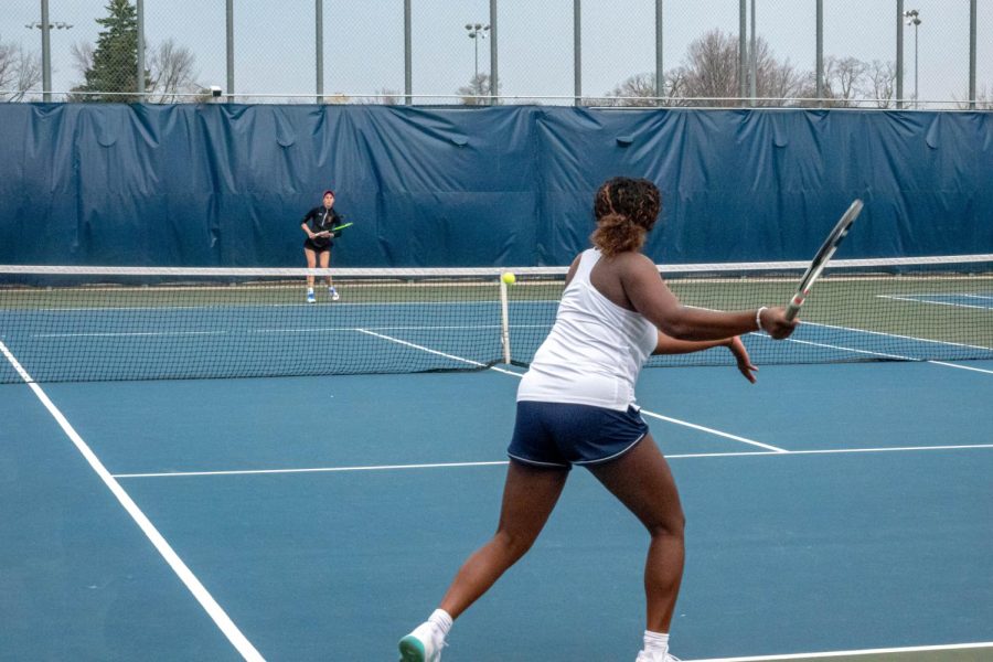 Sydney Ellison 24 winds up for a forehand. Photo by Noah Riccardi 25.