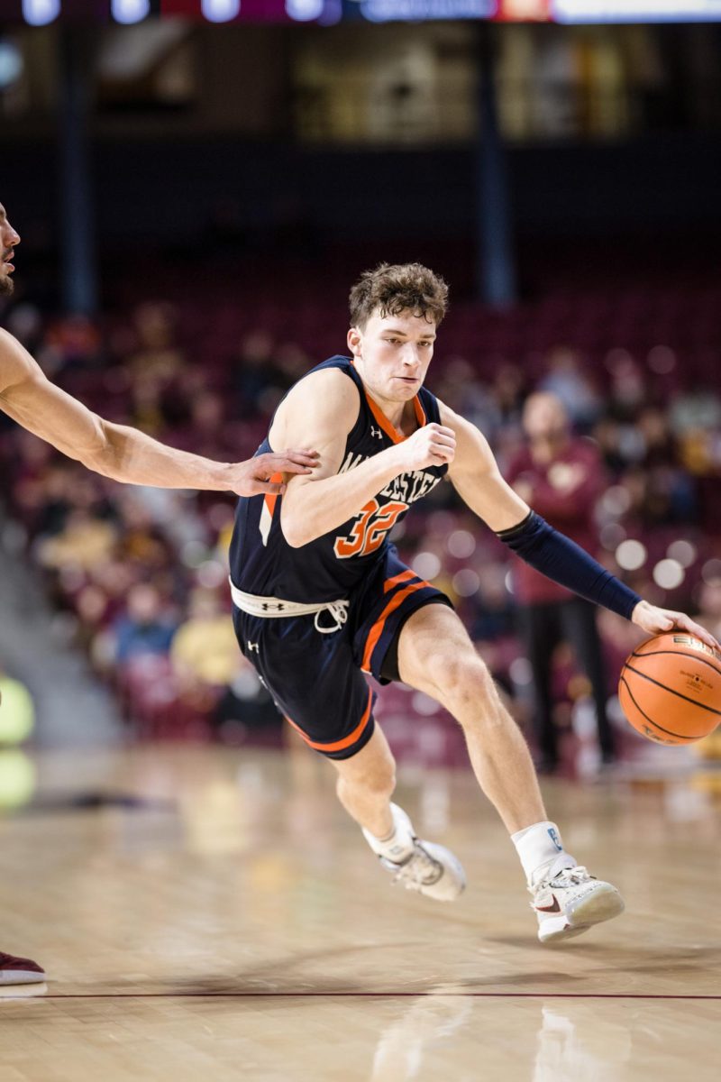 Caleb+Williams+25+drives+to+the+hoop.+Photo+courtesy+of+Macalester+Athletics.