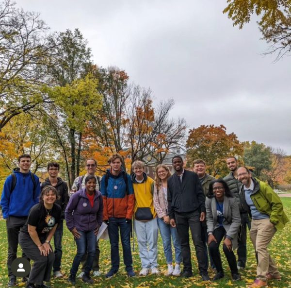 Mac students with Saura Jost and St. Paul mayor Melvin Carter. Photo courtesy
of Hufsa Ahmed ’24.