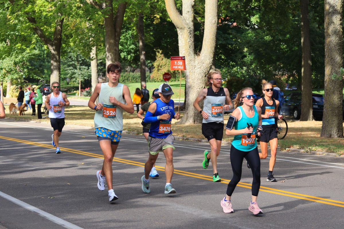 Lucas Nelson ’25 (#2526) passes by Macalester College on Summit Ave in Mile 23 of the Twin
Cities Marathon.